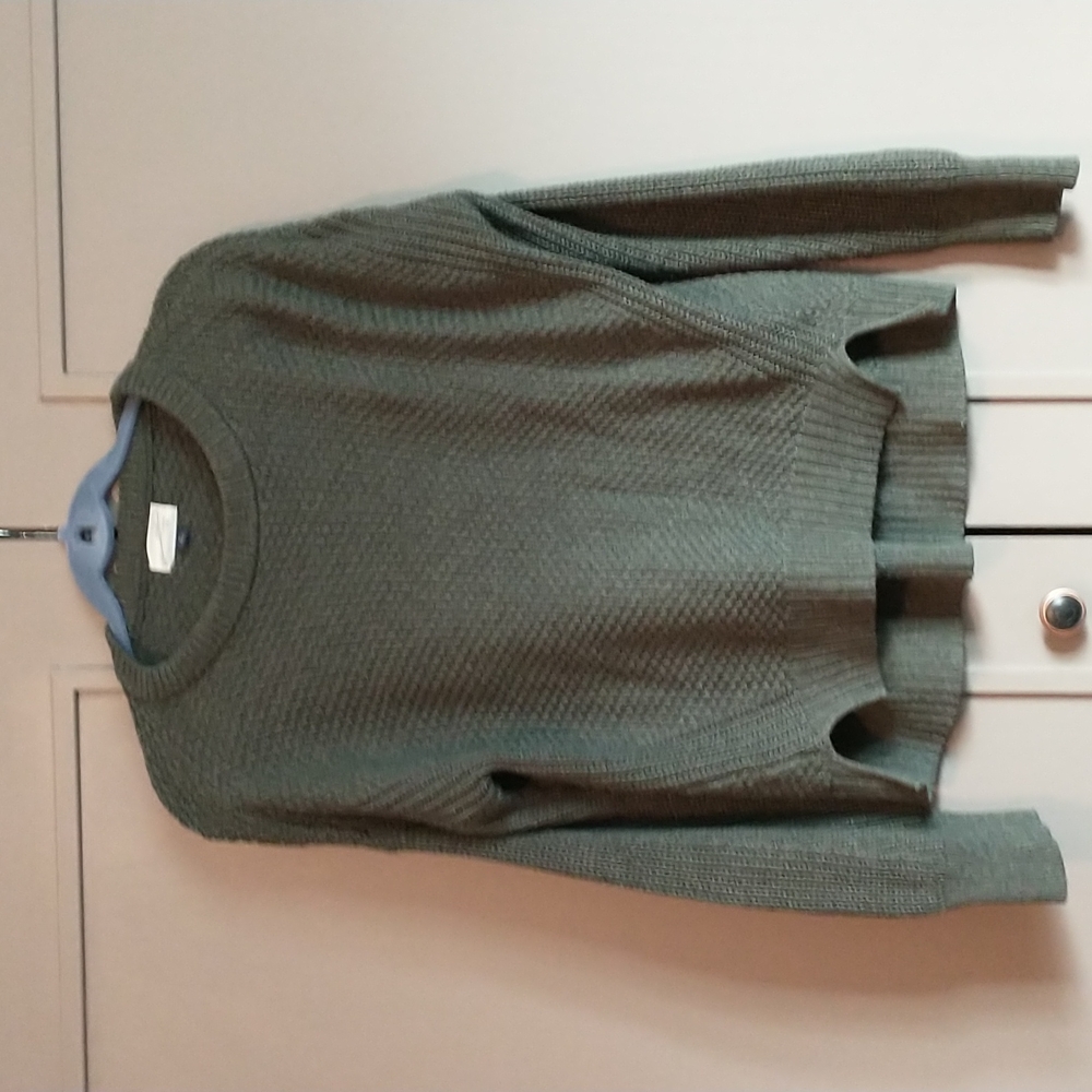 Universal thread green sweater
